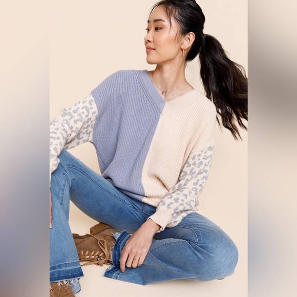 Leopard Colorblock Blue and Cream Sweater large - Picture 7 of 7